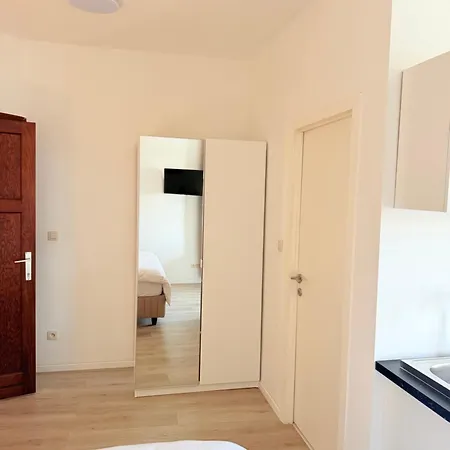 Mervaroom מלון דירות שרלרואה